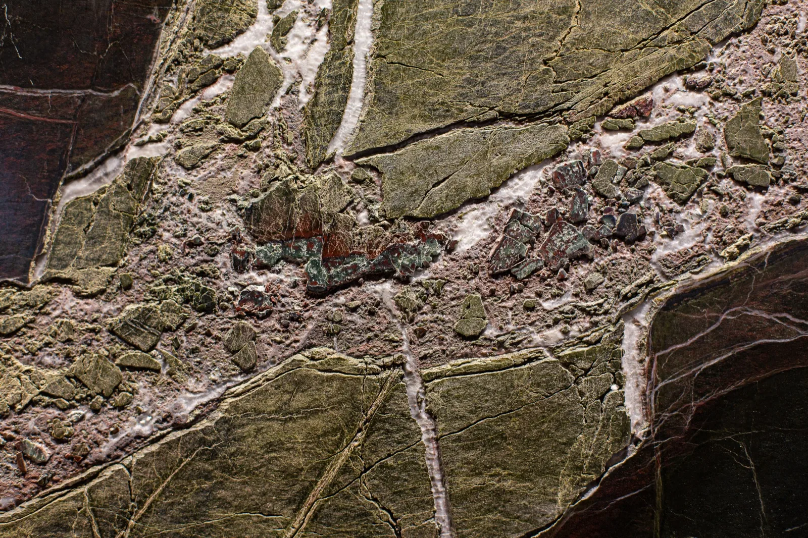 Gros plan sur le relief organique du dallage Travertin Romain — ART & STONE