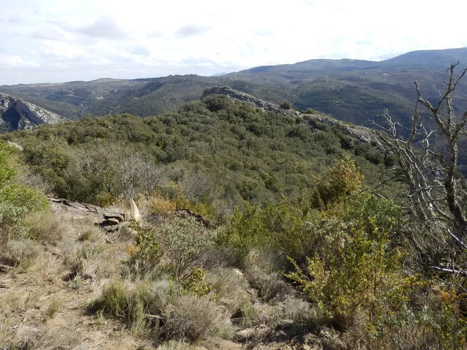 Paysage de carrière — pierre naturelle extraite en Provence