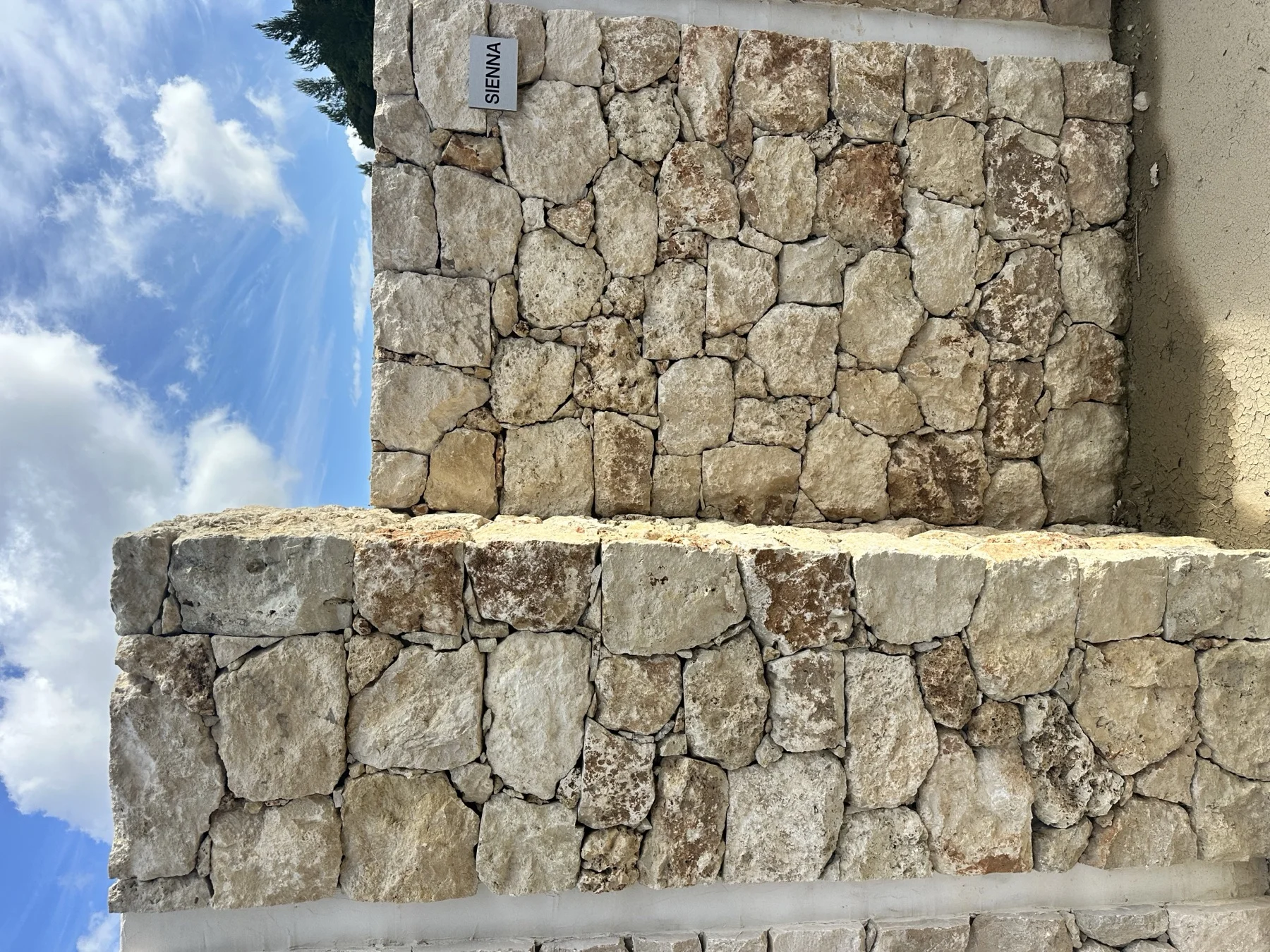 Détail d'un angle de mur habillé en parement pierre naturelle