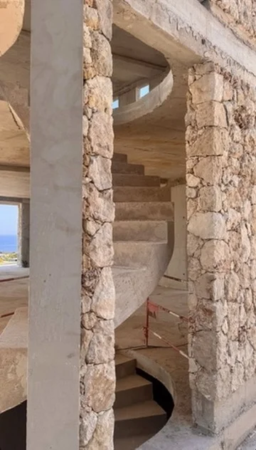 Parement en pierre naturelle posé sur un mur intérieur