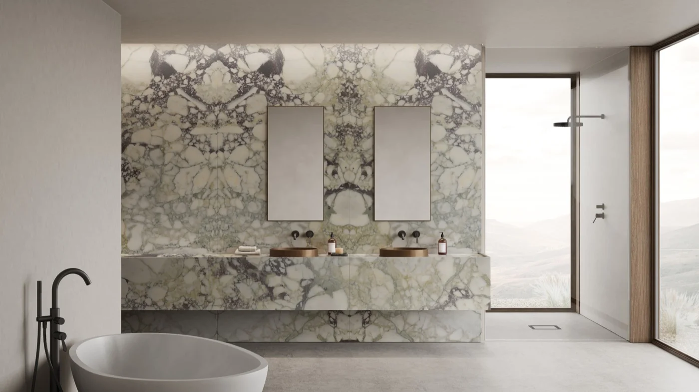 Salle de bain habillée en marbre Calacatta Viola