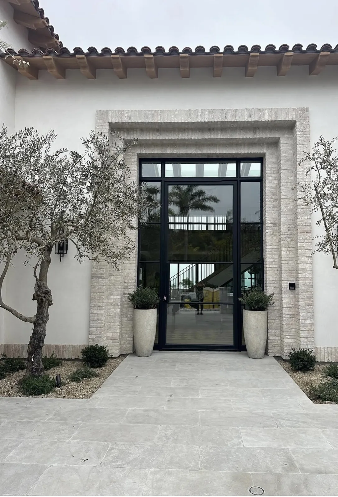 Entrée de villa — Dallage Aurelia Greige et barrettes chevrons
