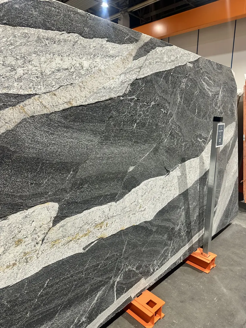 Tranche de granit noir et blanc en stock