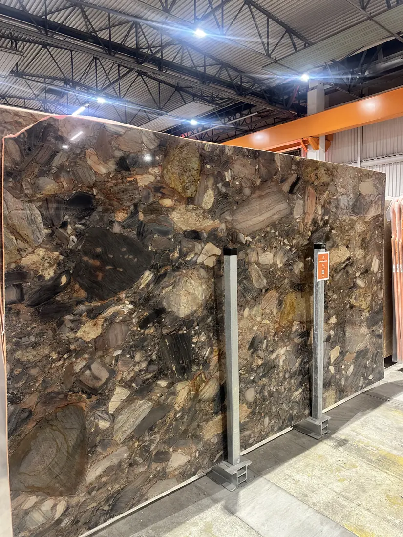 Tranche de marbre brèche brun en stock