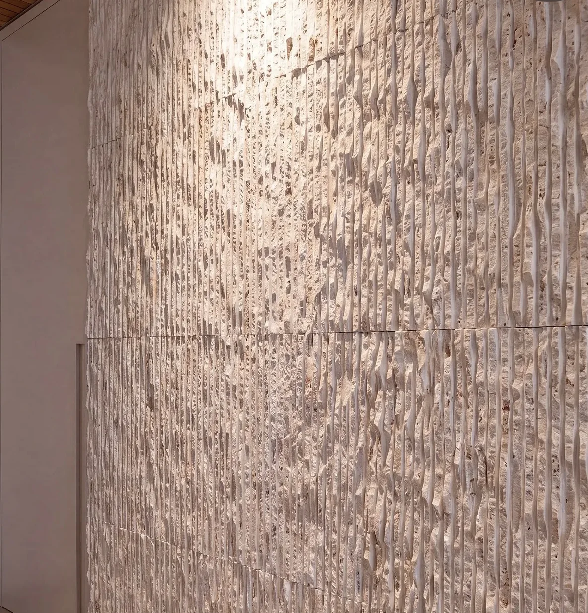 Tranche en calcaire finition exclusive, relief vertical sculpté — pierre naturelle sur mesure