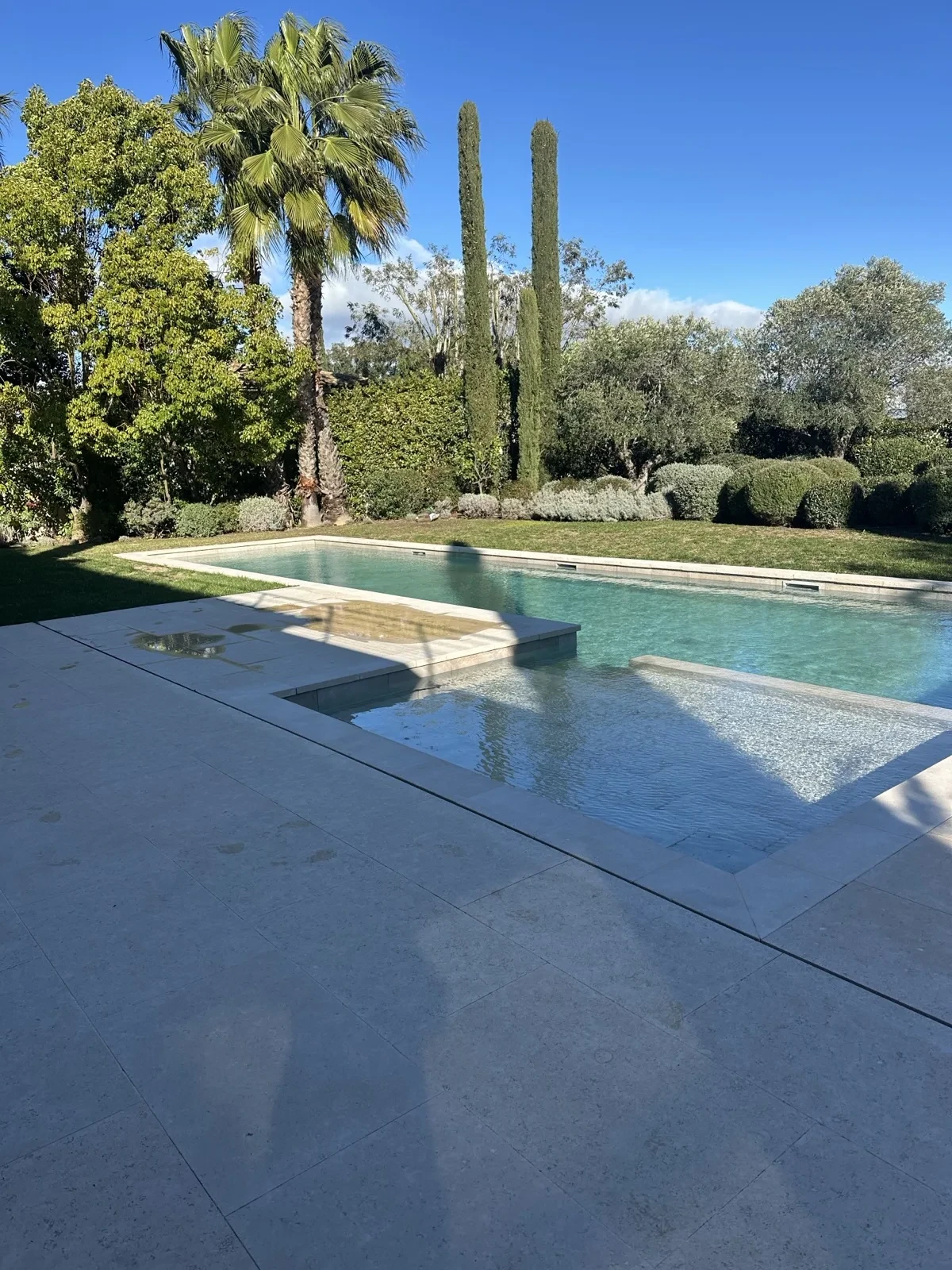 Piscine en pierre naturelle à Saint-Tropez — Dallage et Margelle Aurelia Greige Sablée Brossée, terrasse villa luxe Var Côte d'Azur